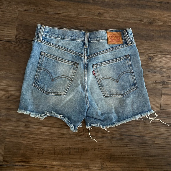 Levi Shorts - Picture 2 of 2